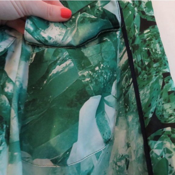 LE SUPERBE Staycation Wide Leg Pant in Emerald
Quartz Satin - Size 4 - Picture 4 of 6